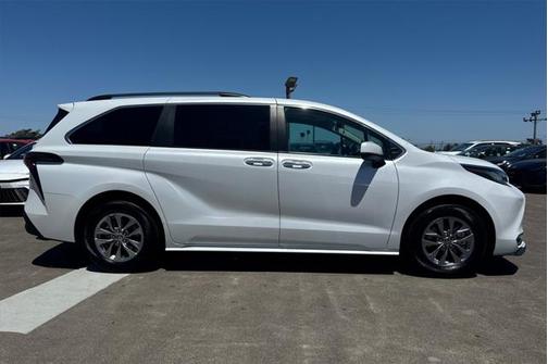 2023 Toyota Sienna XLE 8 Passenger