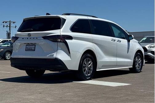 2023 Toyota Sienna XLE 8 Passenger