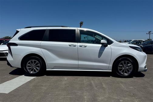 2023 Toyota Sienna XLE 8 Passenger
