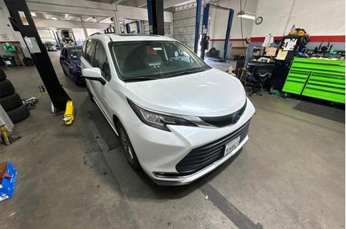 2023 Toyota Sienna XLE 8 Passenger