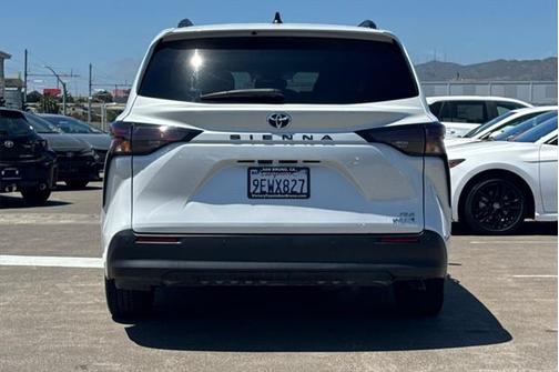 2023 Toyota Sienna XLE 8 Passenger