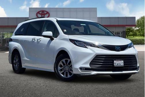 2023 Toyota Sienna XLE 8 Passenger