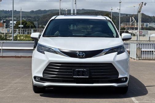 Wind Chill Pearl 2026 Toyota Sienna XLE