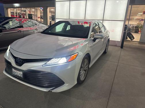 Wind Chill Pearl 2020 Toyota Camry Hybrid XLE