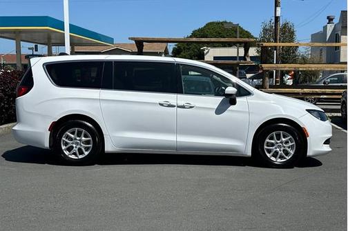 2023 Chrysler Voyager LX