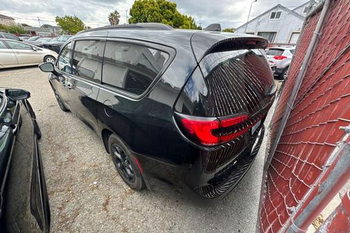 Brilliant Black Crystal Pearlcoat 2024 Chrysler Pacifica Hybrid Premium S Appearance Pkg