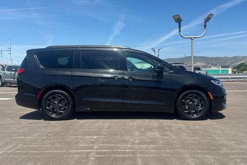 Brilliant Black Crystal Pearlcoat 2024 Chrysler Pacifica Hybrid Premium S Appearance Pkg