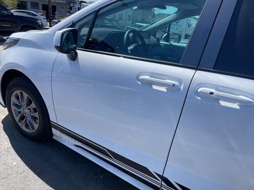 2025 Toyota Sienna LE