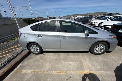 Classic Silver Metallic 2014 Toyota Prius Plug-in Base