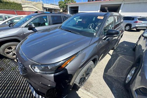 Magnetic Gray Metallic 2025 Toyota Highlander XSE