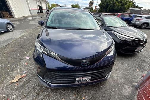 2021 Toyota Sienna XLE 8 Passenger