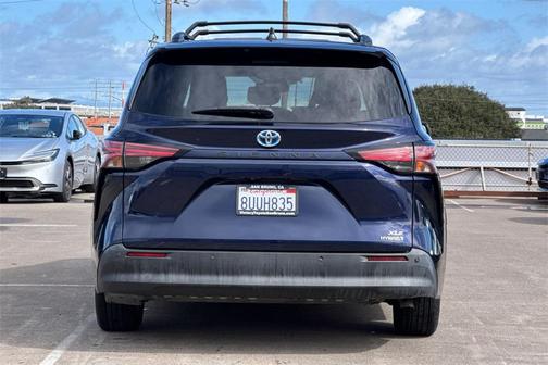 2021 Toyota Sienna XLE 8 Passenger