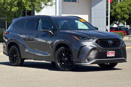 Magnetic Gray Metallic 2025 Toyota Highlander XSE