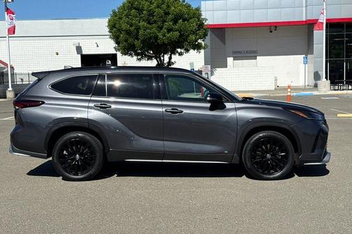 Magnetic Gray Metallic 2025 Toyota Highlander XSE