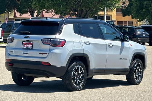 Silver Zynith 2025 Jeep Compass Trailhawk