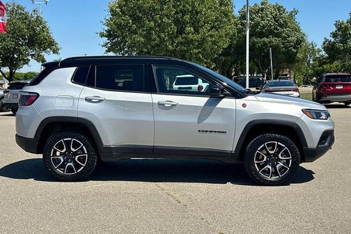 Silver Zynith 2025 Jeep Compass Trailhawk