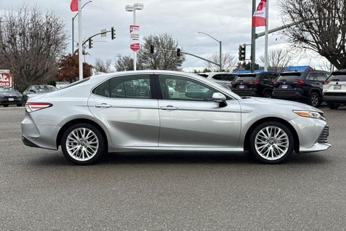 2020 Toyota Camry Hybrid XLE