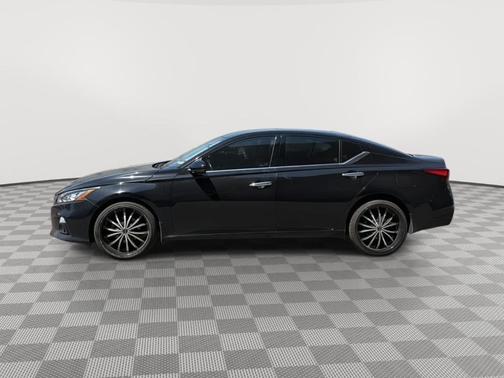 Black 2022 Nissan Altima 2.5 Platinum