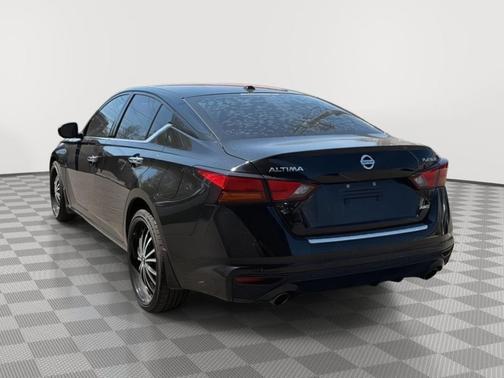Black 2022 Nissan Altima 2.5 Platinum