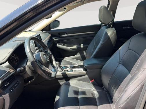 Black 2022 Nissan Altima 2.5 Platinum
