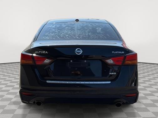 Black 2022 Nissan Altima 2.5 Platinum
