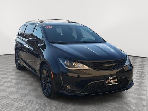 Brilliant Black Crystal Pearlcoat 2018 Chrysler Pacifica Touring-L Plus