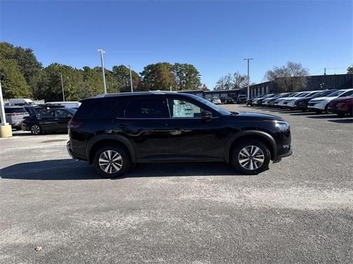 2025 Nissan Pathfinder SL 4WD