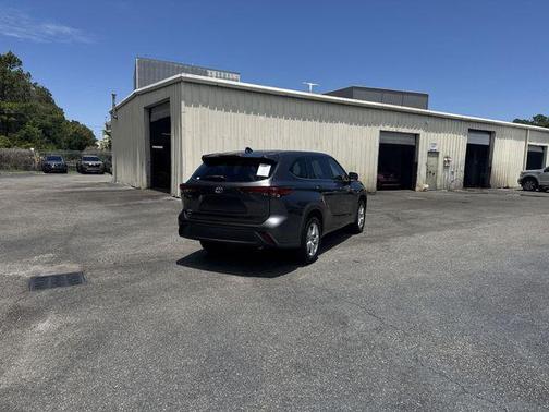Magnetic Gray Metallic 2022 Toyota Highlander L