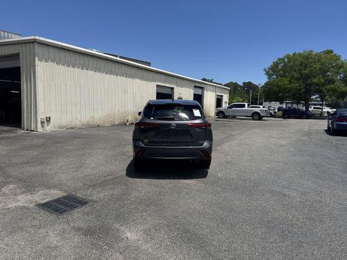 Magnetic Gray Metallic 2022 Toyota Highlander L