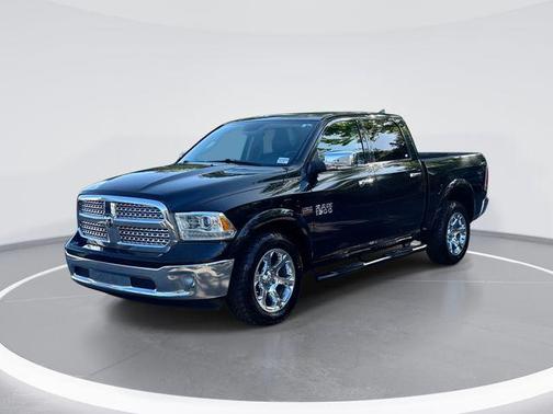 Brilliant Black Crystal Pearlcoat 2018 RAM 1500 Laramie