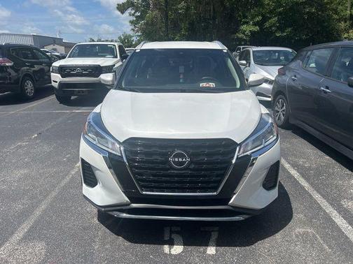 Aspen White Tricoat 2023 Nissan Kicks SV