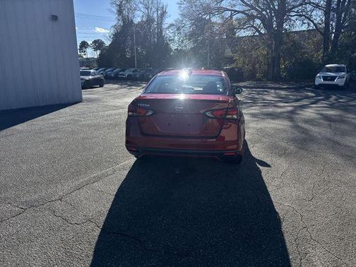 Scarlet Ember Tintcoat 2025 Nissan Versa 1.6 S