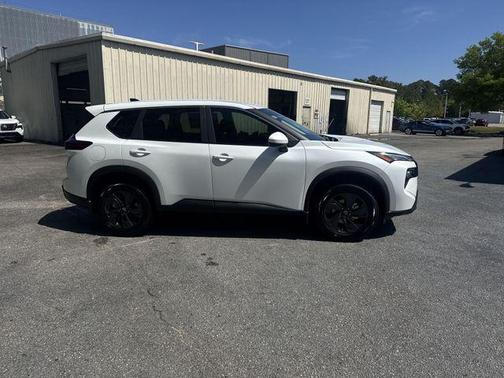 Everest White Pearl Tricoat 2026 Nissan Rogue SV