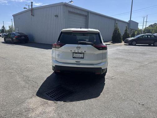 Everest White Pearl Tricoat 2026 Nissan Rogue SV