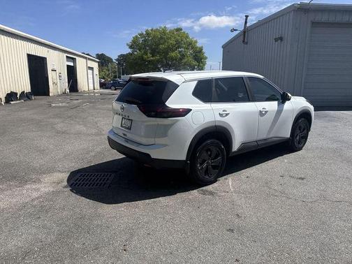 Everest White Pearl Tricoat 2026 Nissan Rogue SV