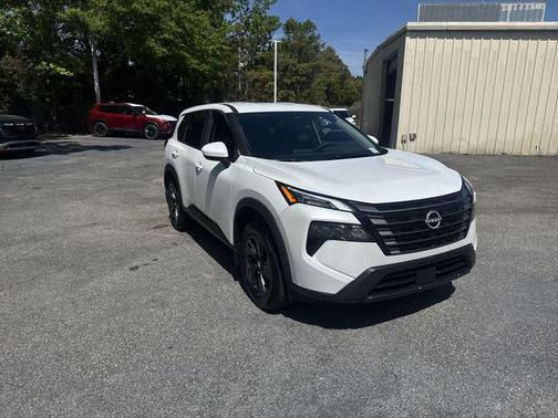 Everest White Pearl Tricoat 2026 Nissan Rogue SV