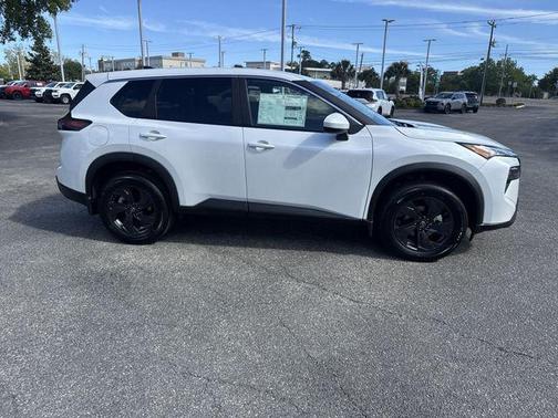 Everest White Pearl Tricoat 2026 Nissan Rogue SV