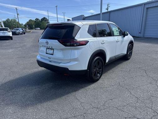 Everest White Pearl Tricoat 2026 Nissan Rogue SV