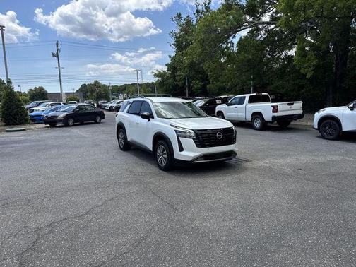 Everest White Pearl Tricoat 2026 Nissan Pathfinder SL