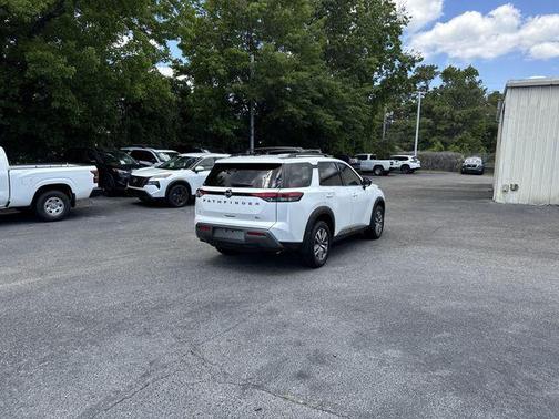 Everest White Pearl Tricoat 2026 Nissan Pathfinder SL