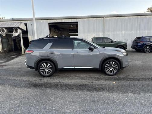 2022 Nissan Pathfinder Platinum 2WD