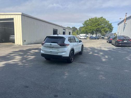 Everest White Pearl Tricoat 2026 Nissan Rogue SV