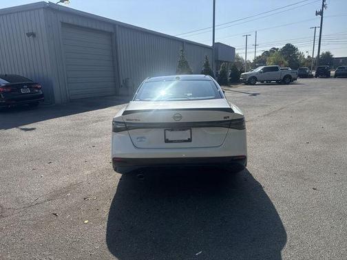 Aspen White Tricoat/Super Black 2026 Nissan Sentra SR