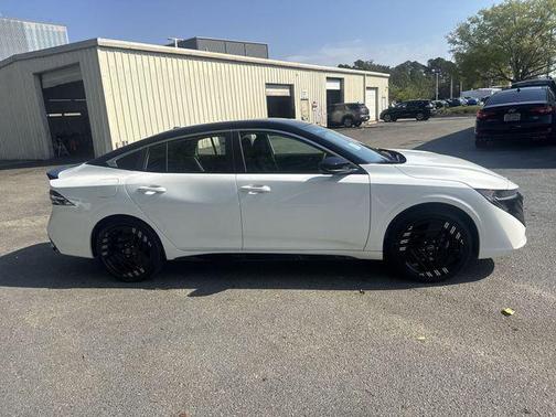 Aspen White Tricoat/Super Black 2026 Nissan Sentra SR
