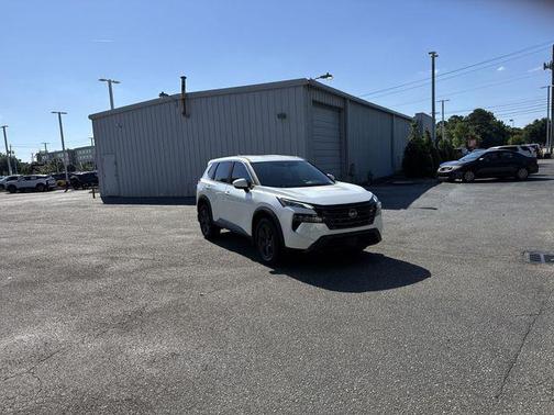 Everest White Pearl Tricoat 2026 Nissan Rogue SV