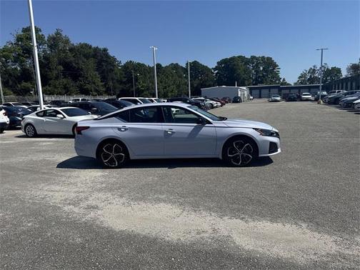 2025 Nissan Altima SR FWD