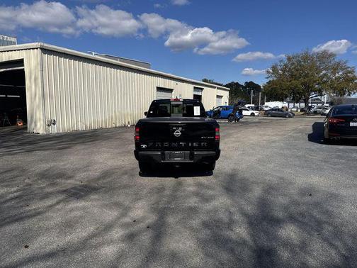 2023 Nissan Frontier SV