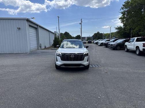 Everest White Pearl Tricoat/Super Black 2026 Nissan Pathfinder Platinum