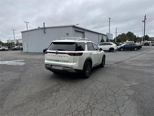 2023 Nissan Pathfinder SL 4WD