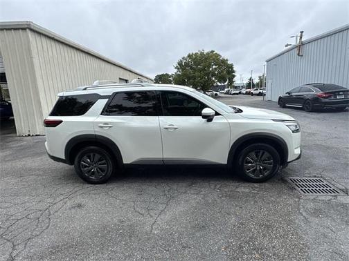 2023 Nissan Pathfinder SL 4WD